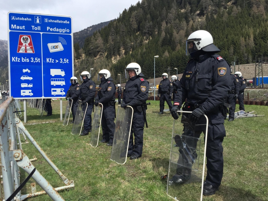 Poliziotti austriaci in assetto antisommossa in occasione della manifestazione promossa dai centri sociali e da 'Sinistra italiana' contro l'ipotizzata chiusura ai migranti del valico italo-austriaco del Brennero, Brennero, 24 Aprile 2016. ANSA/ ROBERTO TOMASI