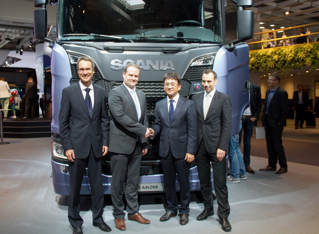 From left to right: Hankook OE Account Manager Europe, Stephan Brückner; Scania Executive Vice President Purchasing, Anders Williamsson, Hankook OE Account Director Europe, Ryu Jae Seock; Hankook Vice President European Technical Center, Klaus Krause
