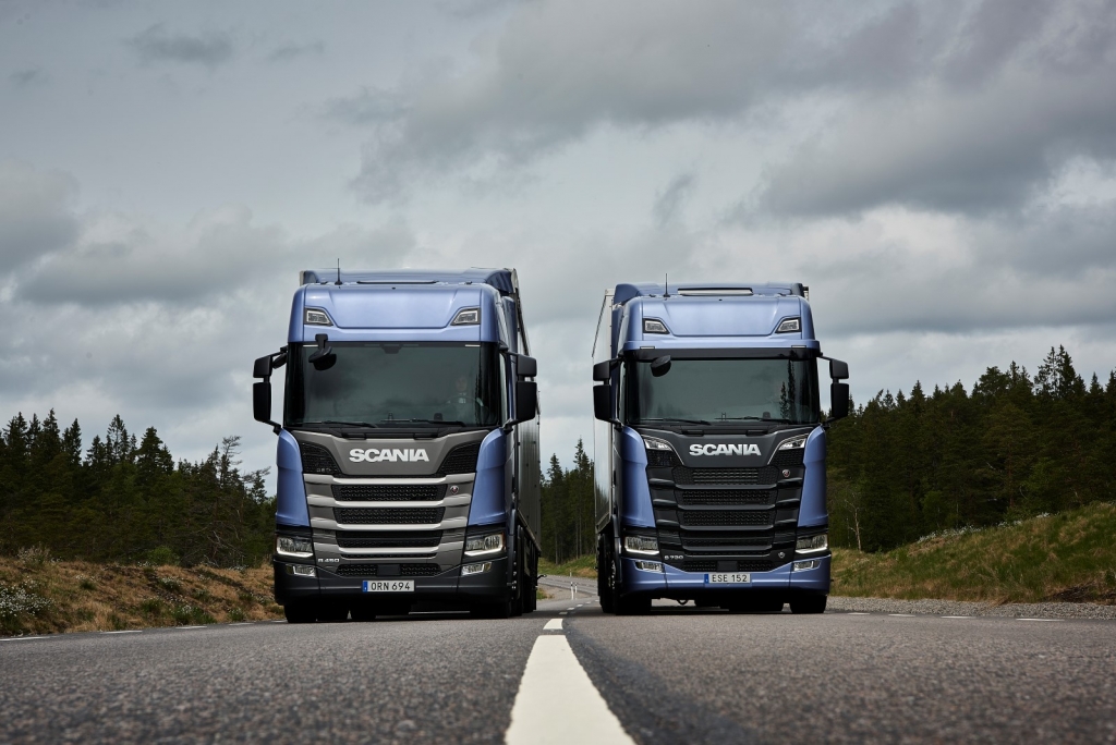 Scania R 450 6x2 with steered tag axle woodship Scania S 730 6x2 with rear steered axle exchange body with dooley and semi-trailer Borås, Sweden Photo: Gustav Lindh 2016