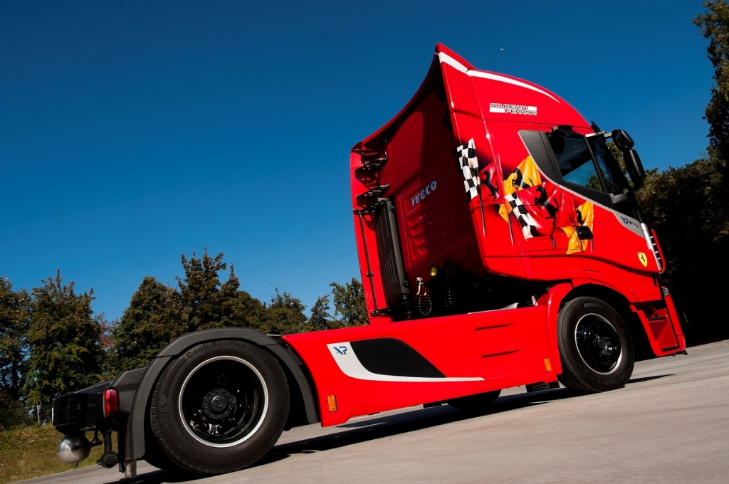 new-stralis-emotional-truck-scuderia-ferrari-1