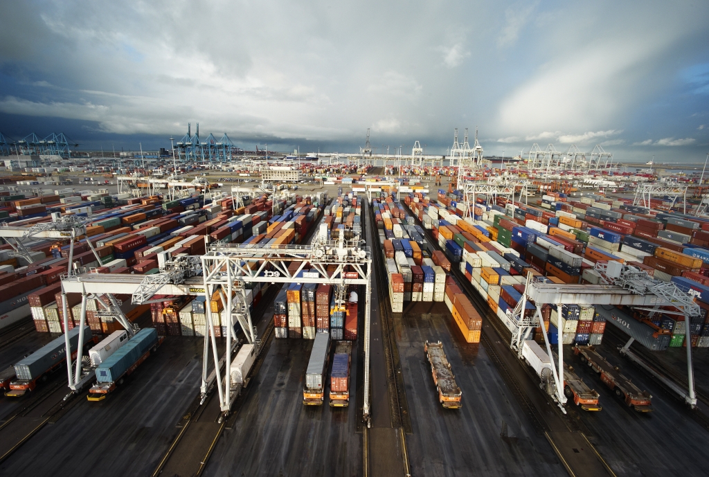 Nederland, Rotterdam, 2008 Op de ECT terminal op de Maasvlakte worden containers door containerkranen en werknemers op en overgeslagen Foto; Freek van Arkel/Havenbedrijf Rotterdam