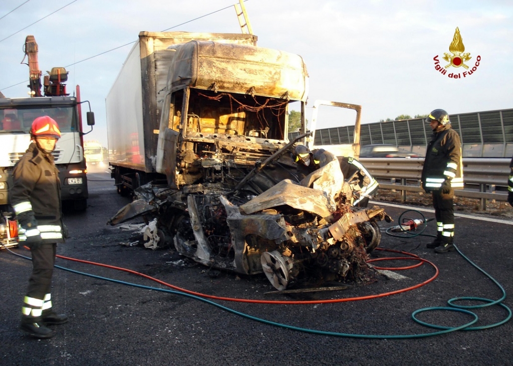 Tre persone sono morte e una è rimasta gravemente ferita in un incidente stradale sull'autostrada A4 Serenissima, tra Grisignano di Zocco e Padova Ovest, nel quale sono rimasti coinvolti ed hanno preso fuoco un autoarticolato, un auto e un furgone. I veicoli si sono incendiati e pertanto la carreggiata Est dell'A4 e' rimasta chiusa, con uscita obbligatoria a Grisignano di Zocco, dalle ore 3 fino alle 9. L'incidente, avvenuto nel comune di Villafranca Padovana, ha impegnato i mezzi di soccorso e i vigili del fuoco per circa sei ore. Da una prima ricostruzione della polstrada di Padova, pare che l'auto e il furgone si siano prima tamponati, venendo successivamente investiti dal Tir, 8 maggio 2014. ANSA/UFFICIO STAMPA VIGILI DEL FUOCO ++ NO SALES, EDITORIAL USE ONLY ++