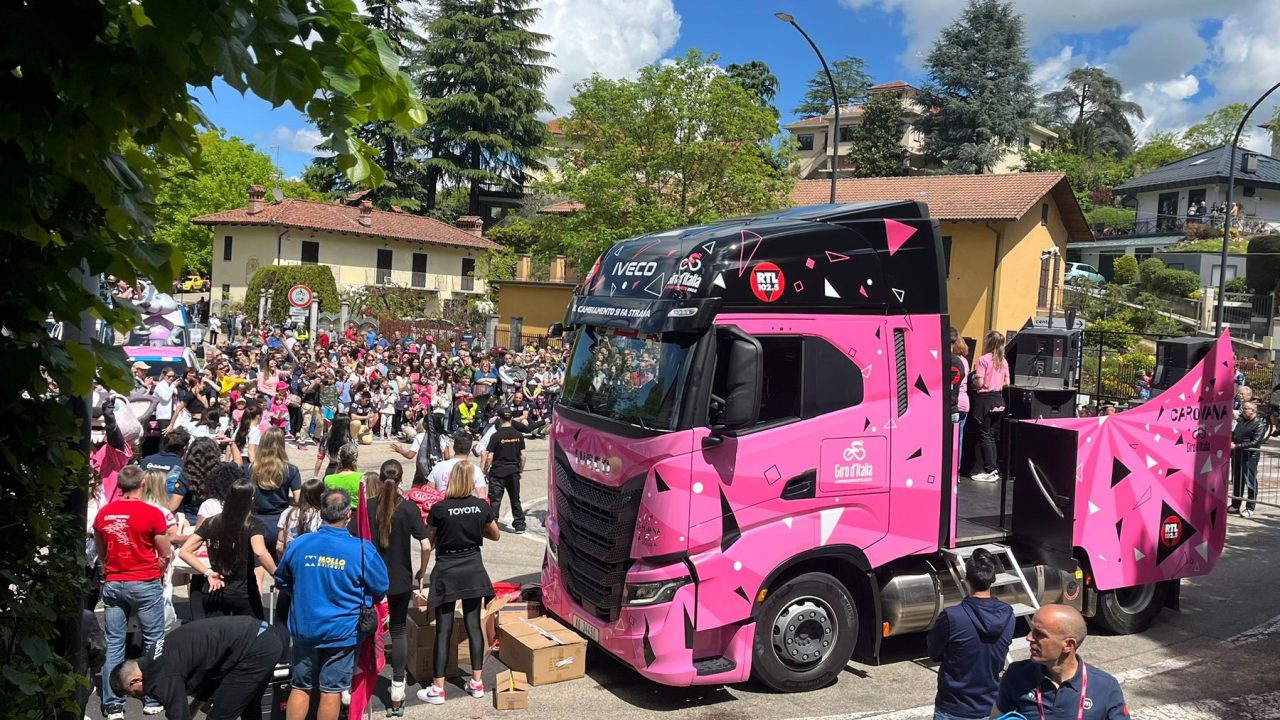 Iveco Al Giro Ditalia Con Ls Way Lng E Ledaily Protagonista Del