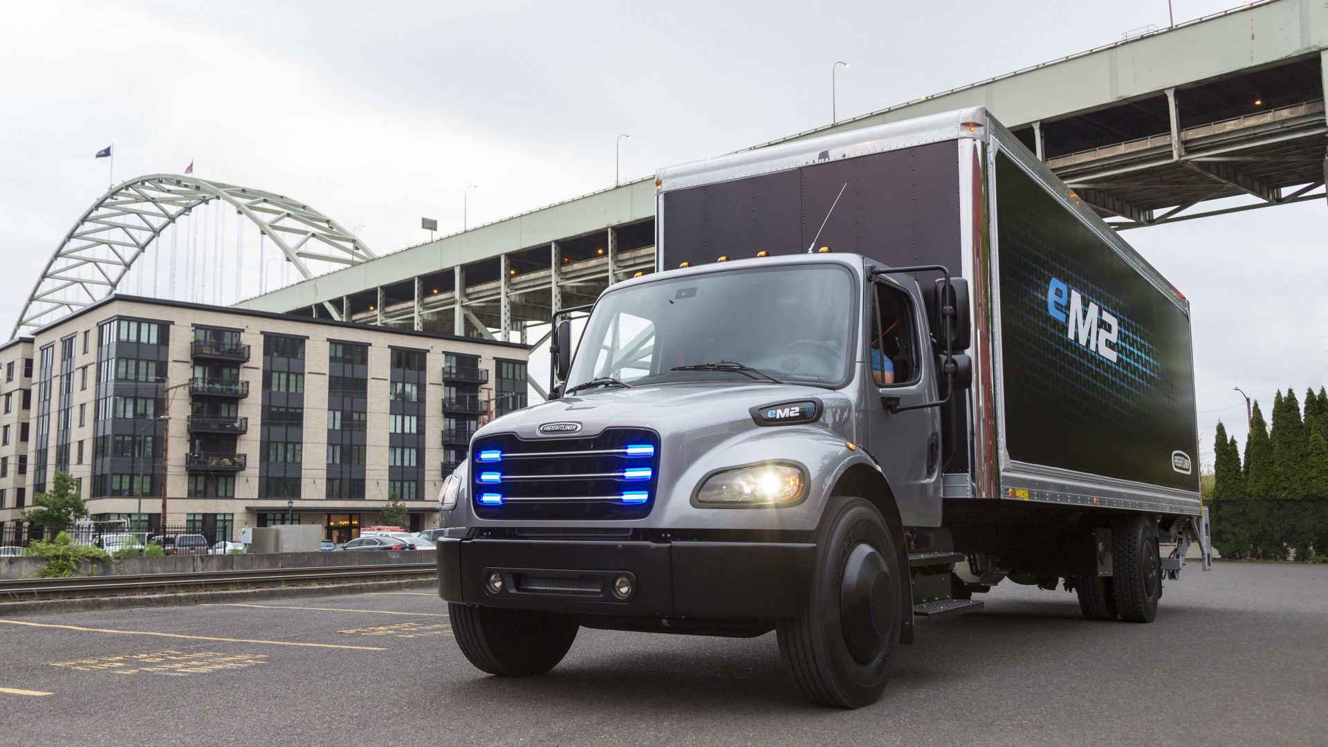 Daimler Trucks Festeggia Un Anno Da Record Col Primo Freightliner EM2 ...