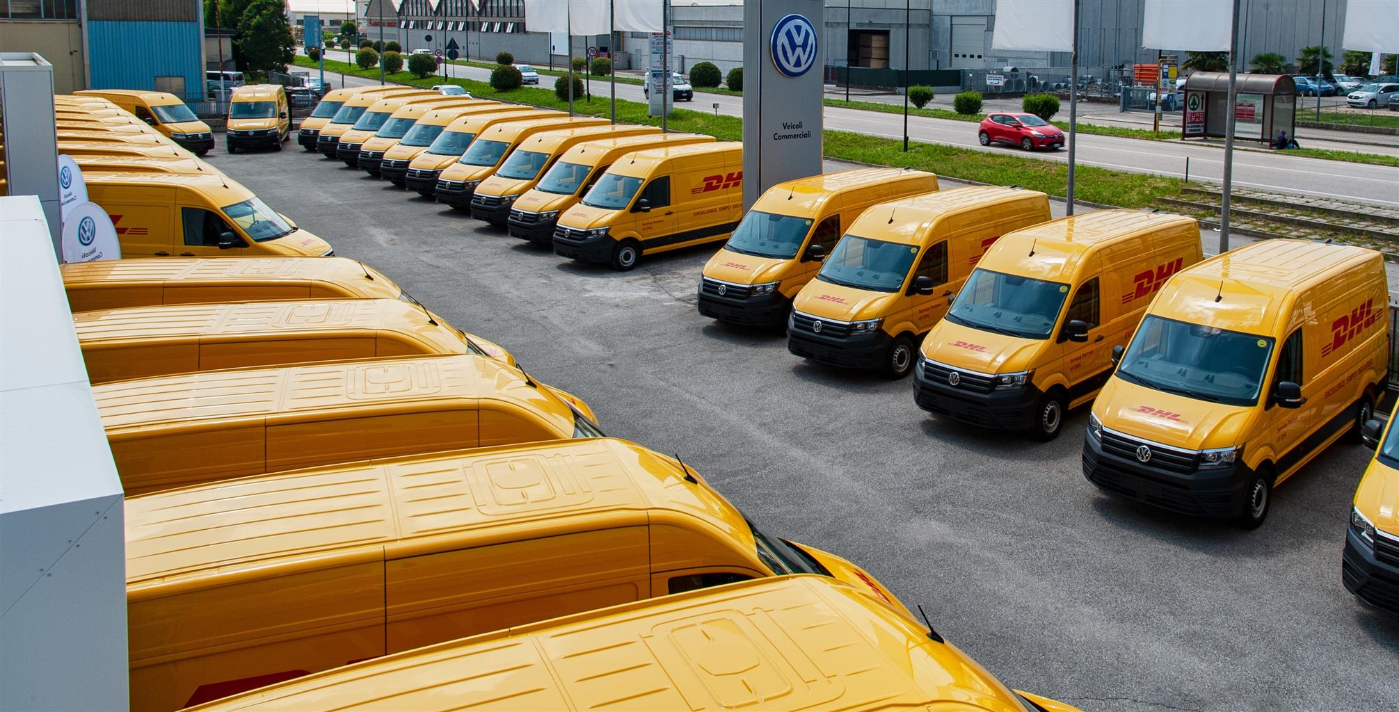 Volkswagen Veicoli Commerciali consegna 38 Crafter a DHL Express. Tre sono full-electric