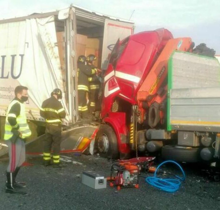 Tragedia Sull'A4, Dopo Tamponamento Tra Camion Muore Autista Di 43 Anni