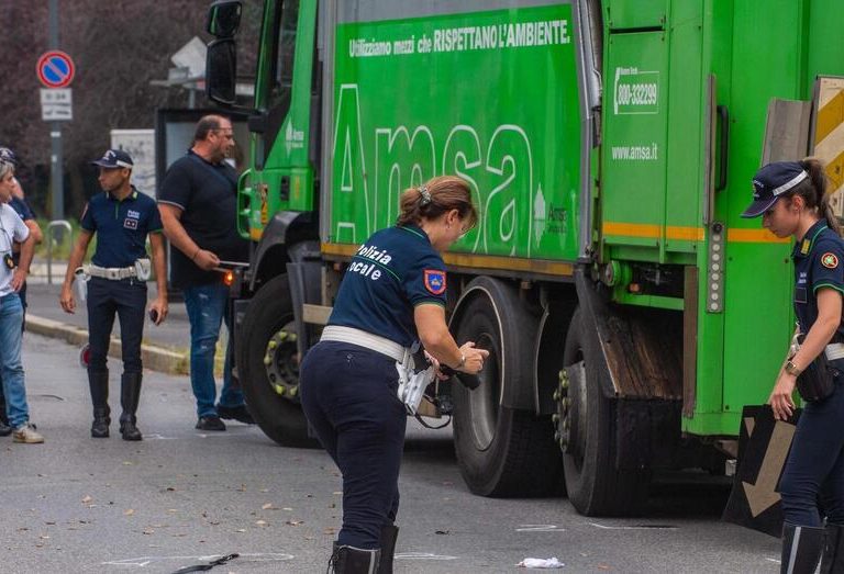 Ancora Un Incidente Con Un Camion, Ancora A Milano. Mezzo Per La ...